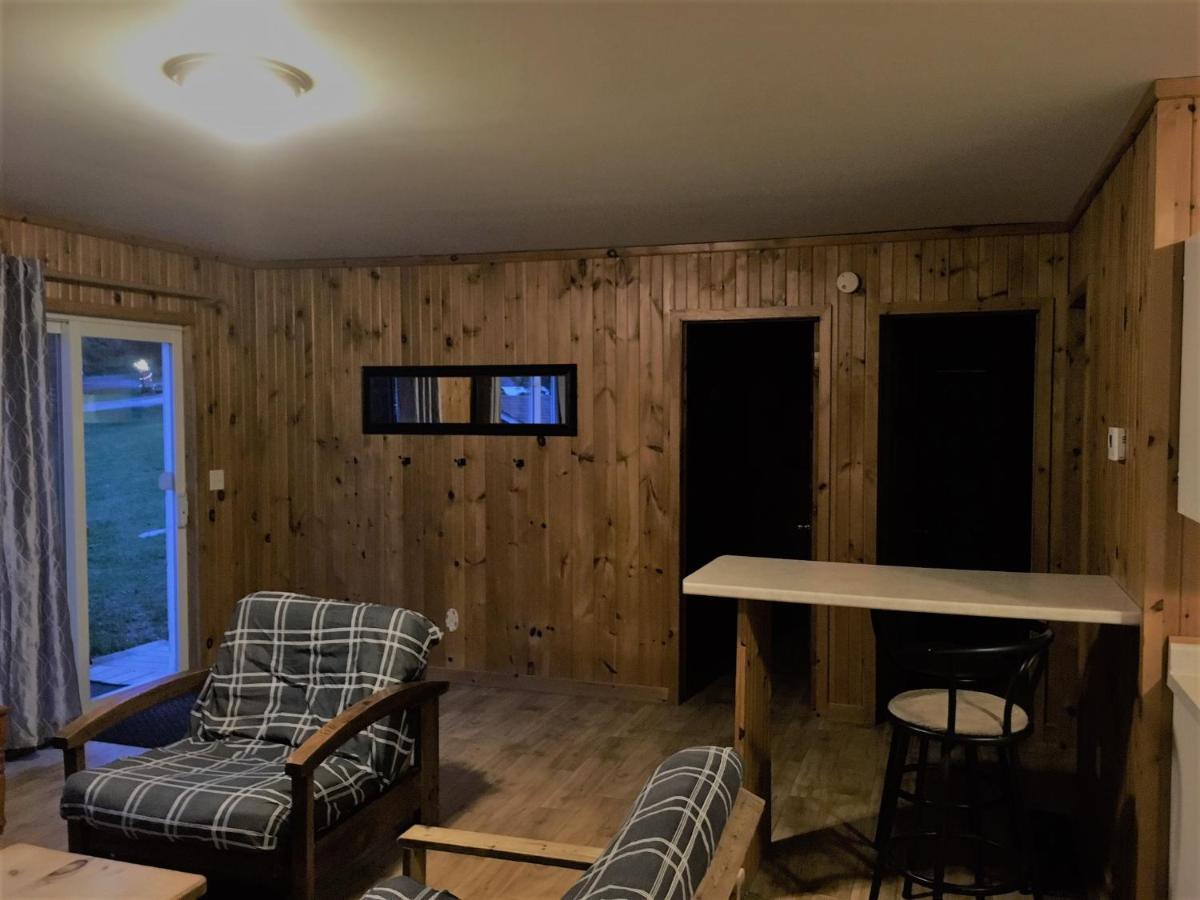 Merland Park Cottages And Motel Пиктън Екстериор снимка