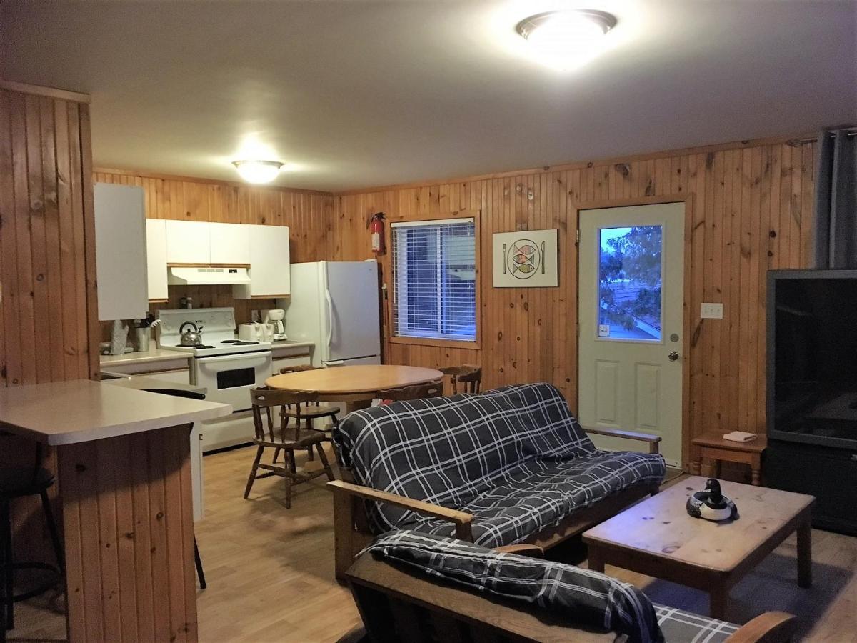 Merland Park Cottages And Motel Пиктън Екстериор снимка
