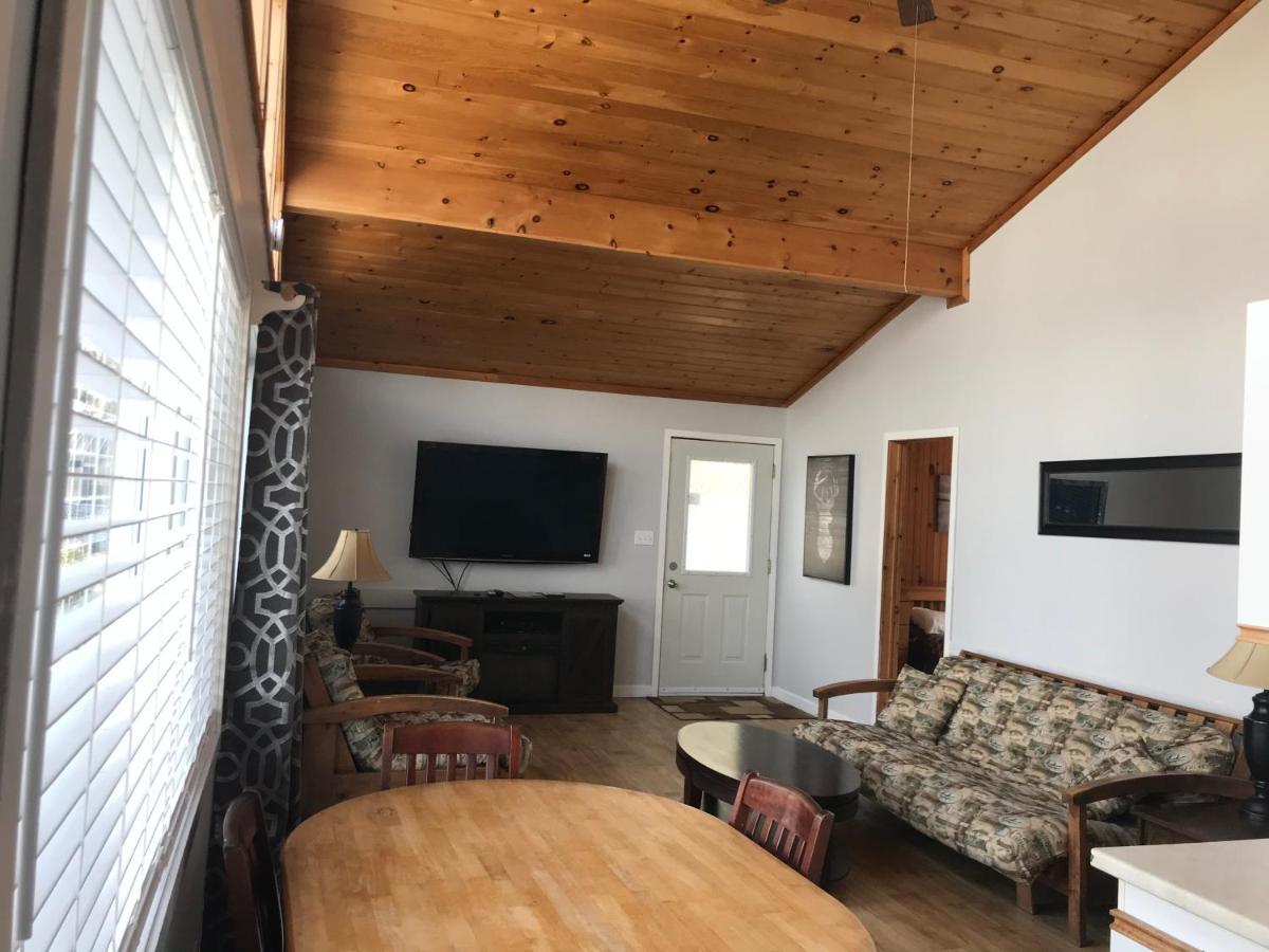 Merland Park Cottages And Motel Пиктън Екстериор снимка