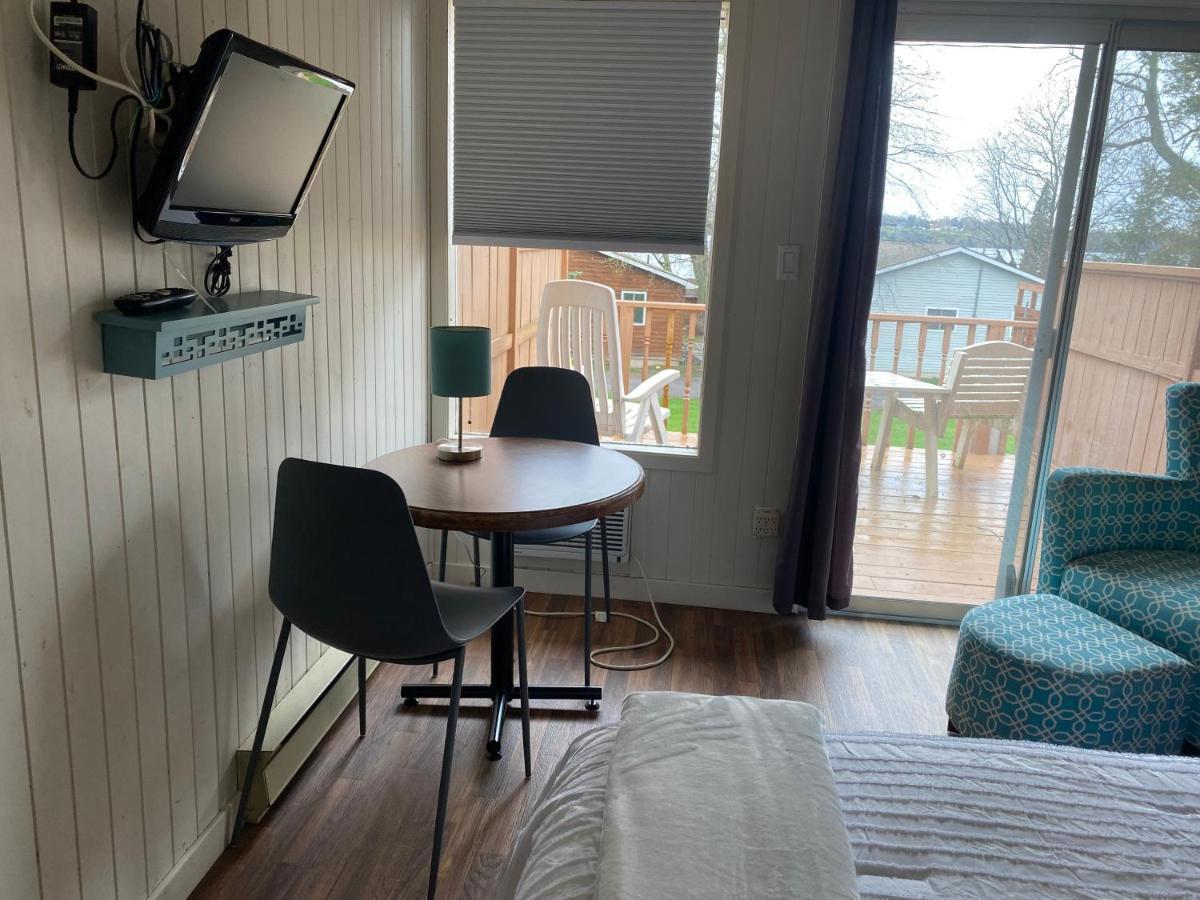 Merland Park Cottages And Motel Пиктън Екстериор снимка