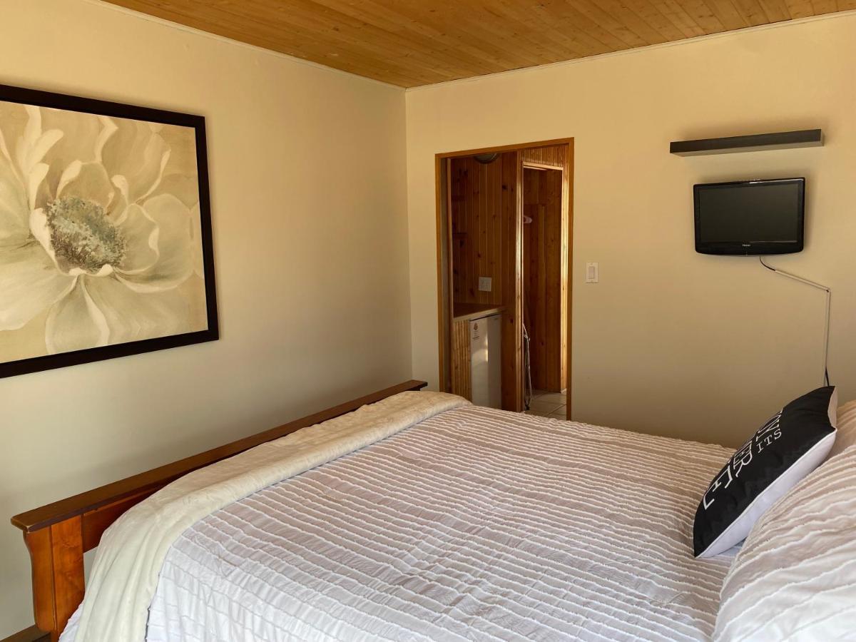 Merland Park Cottages And Motel Пиктън Екстериор снимка