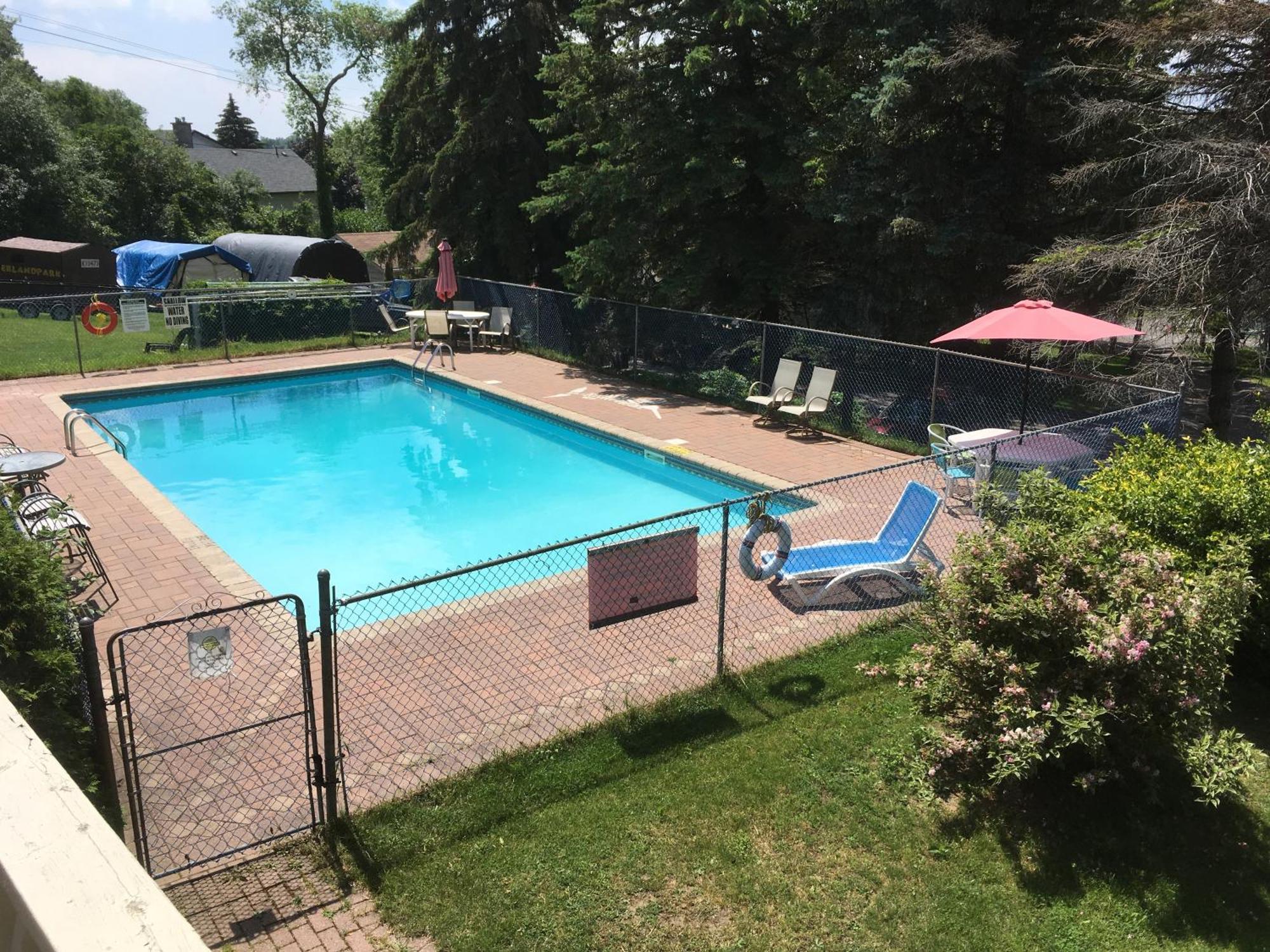 Merland Park Cottages And Motel Пиктън Екстериор снимка